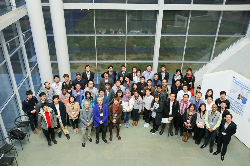 Các đại biểu tham gia chương trình chụp hình lưu niệm tại toà nhà Tau Building - Shonan Fujiswa Campus - ĐH Keio