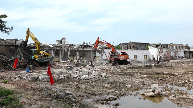 Sau hơn trăm năm hoạt động với bề dày lịch sử, trải qua 2 cuộc chiến tranh, đến năm 2003, nhà máy được xác định là cơ sở gây ô nhiễm nghiêm trọng nên buộc phải di dời ra khỏi thành phố. Nhà máy Nhuộm - bộ phận gây ô nhiễm nhất - đã được di dời trước sang khu công nghiệp Hòa Xá cách đó 5 km từ năm 2014. Đến nay, khâu phá dỡ cơ sở này mới gần hoàn tất.