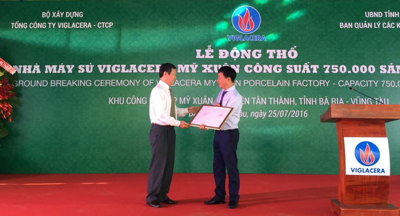 Ông Nguyễn Anh Tuấn – Tổng Giám đốc TCT Viglacera – CTCP  nhận Giấy chứng nhận đầu tư