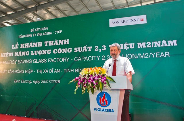 Ông Hans-Christian Hecht - Giám đốc kỹ thuật Tập đoàn Von Ardenne GmbH giới thiệu dây chuyền công nghệ Kính TKNL