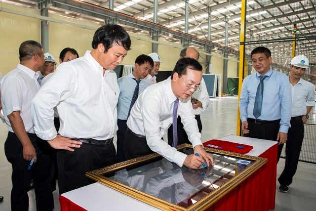 Bộ trưởng Bộ Xây dựng Phạm Hồng Hà đặt bút ký lên mét vuông kính tiết kiệm năng lượng đầu tiên tại Việt Nam