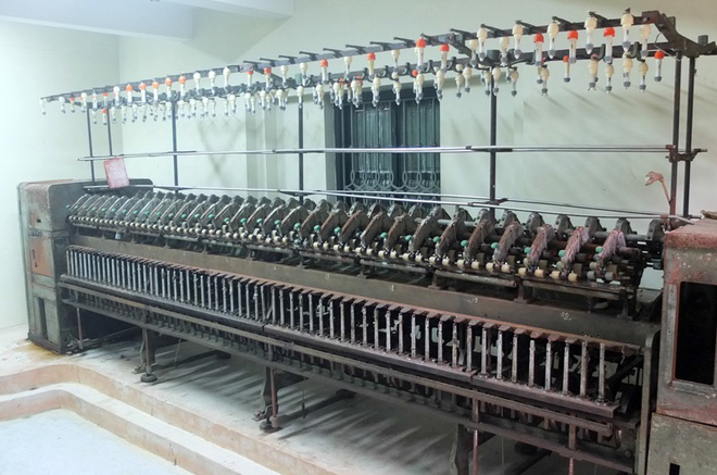 Guồng máy sợi được in trên tờ tiền 2.000 đồng hiện nay cũng đang trưng bày trong nhà truyền thống của ngành dệt bên cạnh nhà máy.