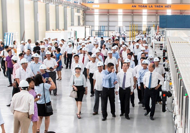 Ông Nguyễn Minh Khoa – Giám đốc Công ty Kính nổi Viglacera, Giám đốc dự án Kính tiết kiệm năng lượng Viglacera giới thiệu với các lãnh đạo Bộ Xây dựng và các quan khách thăm quan dây chuyền sản xuất Kính tiết kiệm năng lượng đầu tiên tại khu vực Đông Nam Á.