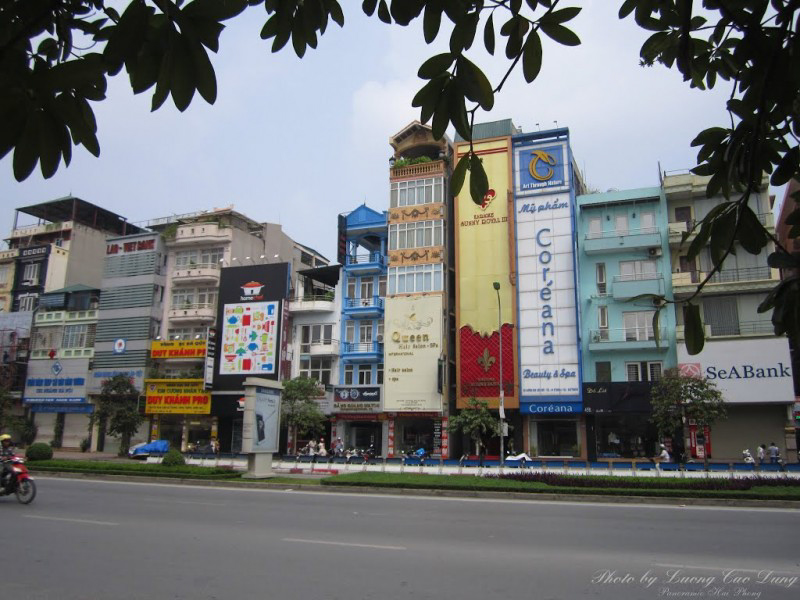 Hình thức của các biển quảng cáo đa phần là những sản phẩm đồ hoạ dang dở, chỉ chú ý đến việc “gây thu hút”