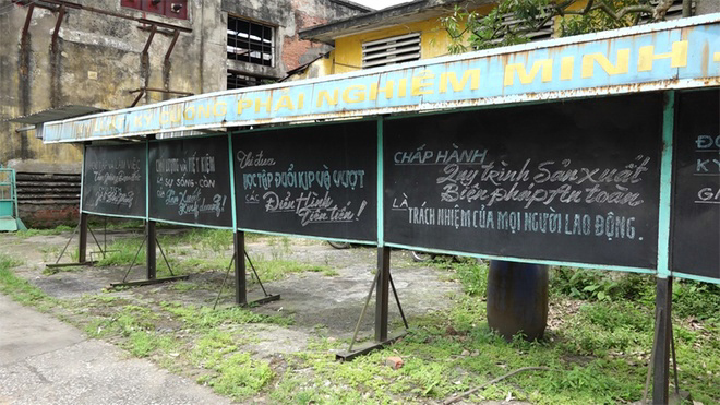 Những khẩu hiệu, biểu ngữ gắn bó với công nhân nhà máy dệt nhiều thời kỳ vẫn được giữ đến ngày nay.