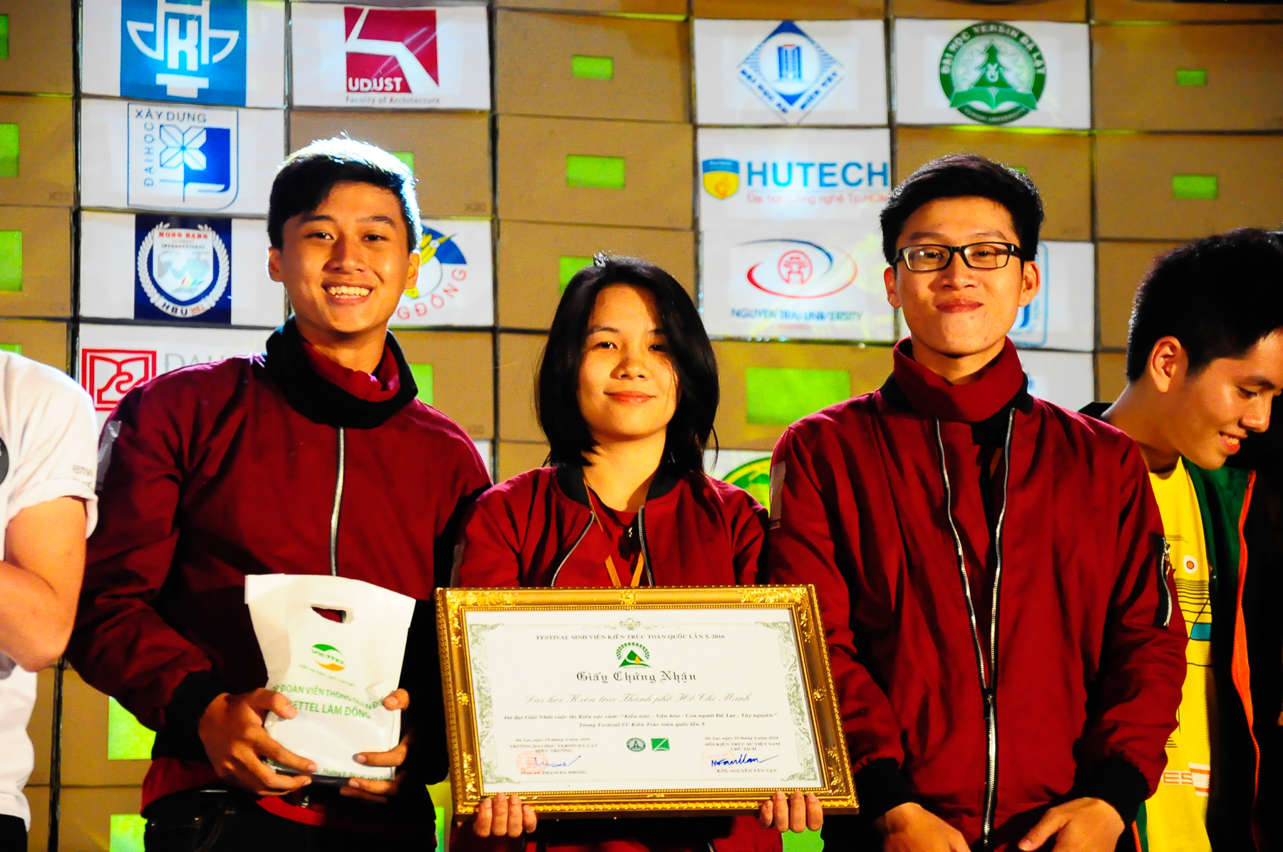 SV Nguyễn Thuận Thành (ngoài cùng bên trái) cùng đồng đội nhận Giải Nhất phần thi Cảm xúc của Kiến