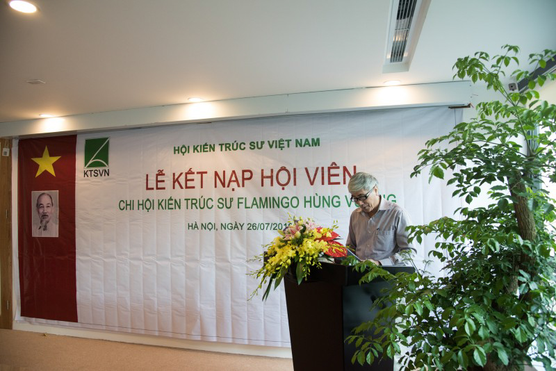 KTS Phạm Thanh Tùng - Chánh VP Hội KTSVN đọc Quyết định Kết nạp hội viên
