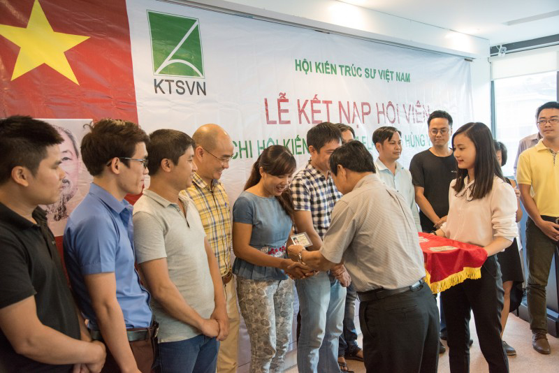 KTS Nguyễn Tấn Vạn - Chủ tịch Hội Kiến trúc sư Việt Nam trao huy hiệu cho các hội viên mới