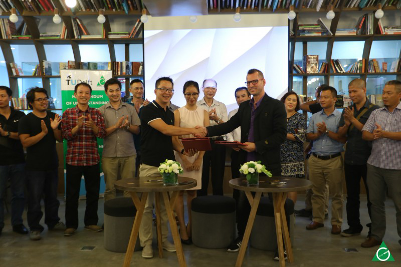 Đại diện hai bên ký biên bản ghi nhớ hợp tác