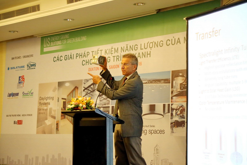 Ông Todd Maerowitz - đại diện Solatube, Giám đốc kinh doanh Quốc tế giới thiệu về tính năng ưu việt của sản phẩm