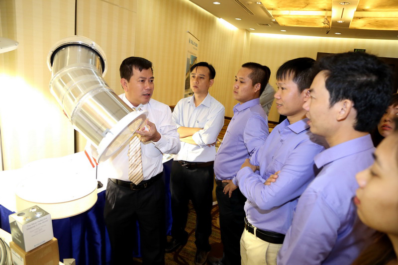 Ông Nguyễn Trí Thông giới thiệu về tính năng hệ thống lấy sáng độc đáo của Solatube