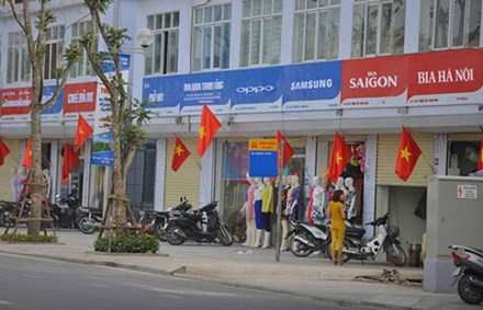 Biển quảng cáo trong khu Lê Trọng Tấn