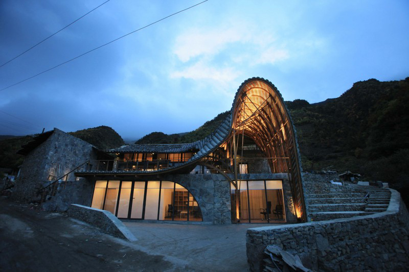 Cattle back Mountain Volunteer House” tại Trung Quốc, do dEEP Architects thiết kế. Hạng mục Mới và Cũ