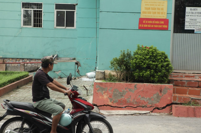 Phía bên ngoài chung cư N5, rất nhiều vết nứt rộng, sát chân móng