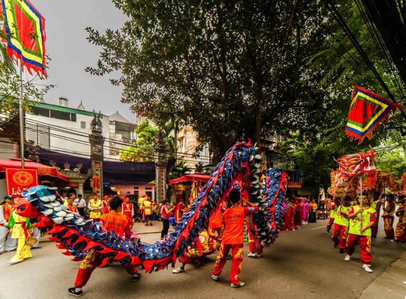 Các hoạt động lễ hội tập dượt và biểu diễn ngay trên đường giao thông.