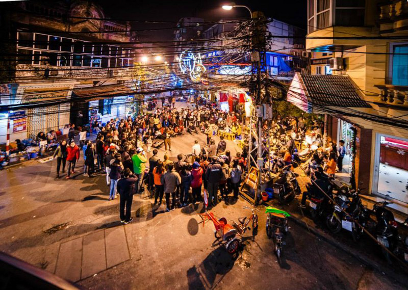 Các nút giao thông trong khu phố Cổ vào cuối tuần thực sự là không gian sinh hoạt cộng đồng hữu hiệu,  nâng cao chất lượng sống đô thị.