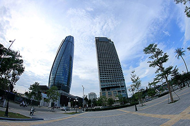 Trung tâm hành chính Đà Nẵng (bên trái). 