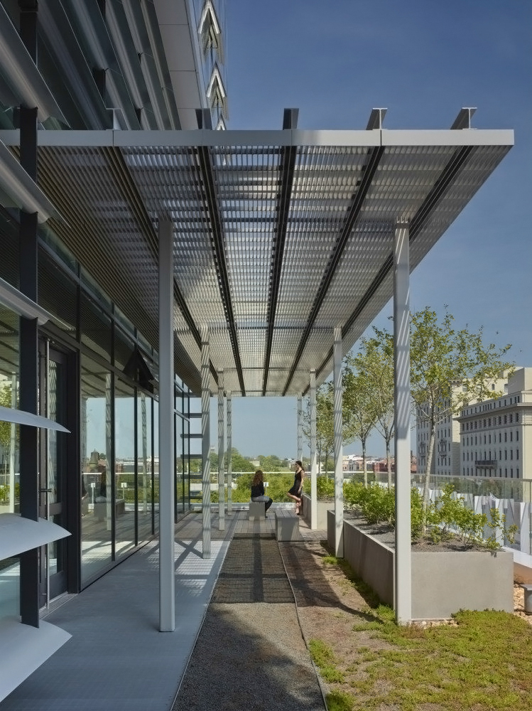 51f84196e8e44ef7d4000162_john-and-frances-angelos-law-center-behnisch-architekten_9729-19-749x1000