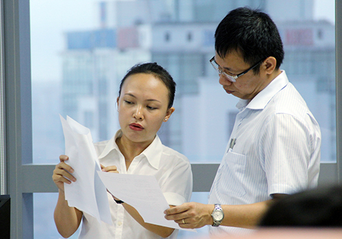 Công chức làm việc bên trong toà nhà Trung tâm hành chính Đà Nẵng. Ảnh: Nguyễn Đông.
