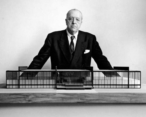 Mies van der Rohe và mô hình Crown Hall ở Chicago