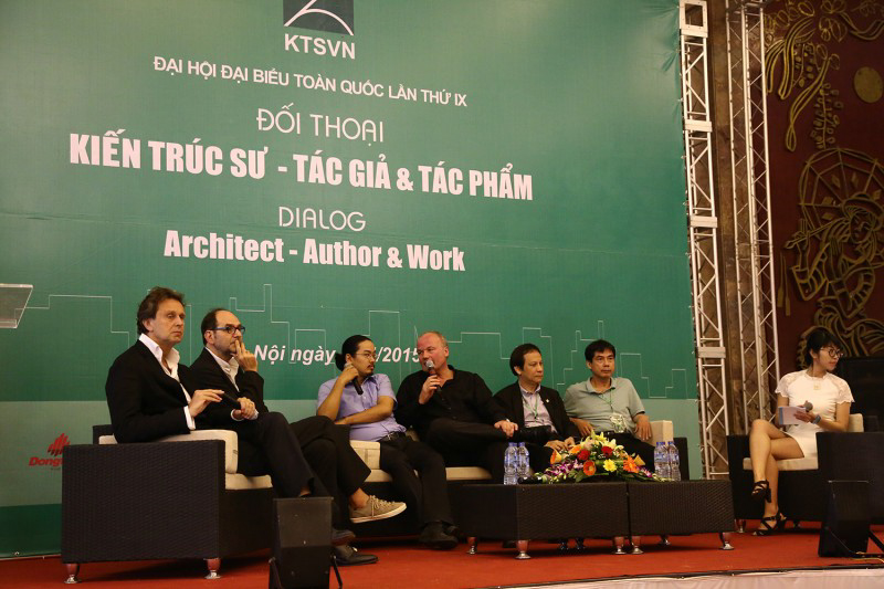 Từ trái qua phải: KTS Jean Francos Milou, KTS Nikolaus Goetsze, KTS Trần Công Đức,  KTS Meinhard Von Gerkan, KTS Đặng Kim Khôi, KTS Nguyễn Trường Lưu - khách mời của cuộc đối thoại