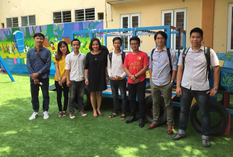 Cô giáo Phùng Mỹ Hạnh cùng các bạn sinh viên thực hiện dự án