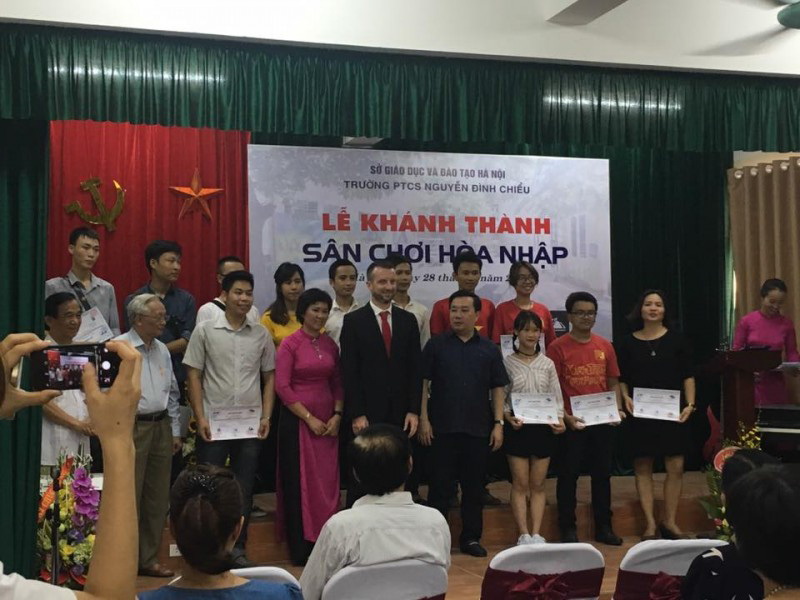 Các bạn sinh viên CLB Sinh viên Quy hoạch được trao giấy chứng nhận vì sự đóng góp của tập thể