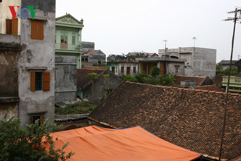 Những ngôi nhà mái ngói dần bị lép vế (Từ Sơn, Bắc Ninh)