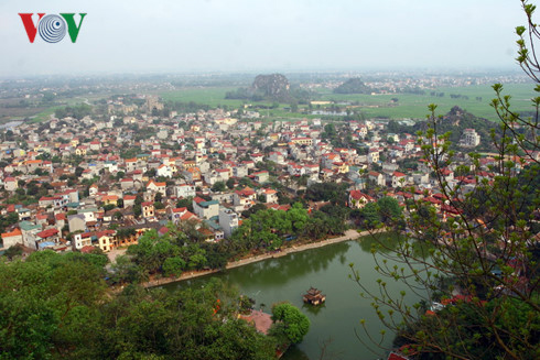 Xã Sài Sơn, huyện Quốc Oai, Hà Nội trong quá trình đô thị hoá, mật độ xây dựng rất cao, kiến trúc truyền thống mai một.