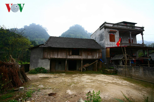 Kiến trúc mới bên cạnh nhà truyền thống (Quản Bạ, Hà Giang).