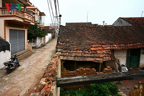 Những ngôi nhà truyền thống sụp đổ, những ngôi nhà kiểu phố mọc lên (Đường Lâm, Sơn Tây, Hà Nội).