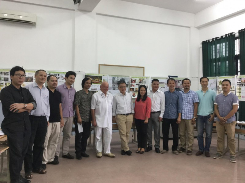 Ban Giám khảo cuộc thi (Từ trái qua phải : KTS Lê Trương, TS.KTS Nguyễn Quang Minh, ThS.KTS Doãn Thế Trung, KTS Nguyễn Trung Dũng, PGS.TS. Doãn Minh Khôi, GS. Eric Dubosc, GS. Ngô Bảo Châu, Nhà báo Tạ Bích Loan, TS.KTS. Nguyễn Việt Huy, ThS.KTS Hoàng Thúc Hào, ThS.KTS Trần Quốc Việt, TS Mai Phú Sơn, KTS Vương Đạo Hoàng).