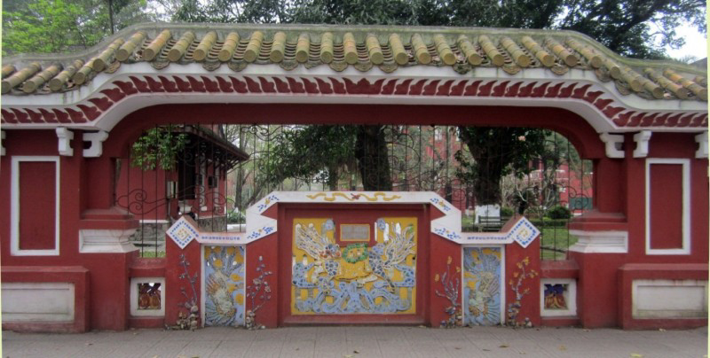 Bình phong ở trường chuyên Quốc Học Huế