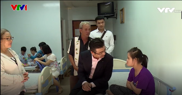 Ông Nguyễn Tristan Chinh và gia đình cháu Trần Nguyễn Xuân Vi trong chương trình trái tim cho em