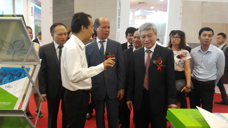 Tổng giám đốc Capital House Đỗ Đức Đạt giới thiệu các giải pháp công trình xanh với Thứ trưởng Bộ Xây dựng Bùi Phạm Khánh, Chủ tịch VNREA Nguyễn Trần Nam cùng các lãnh đạo UBND TP Hà Nội tại Triển lãm