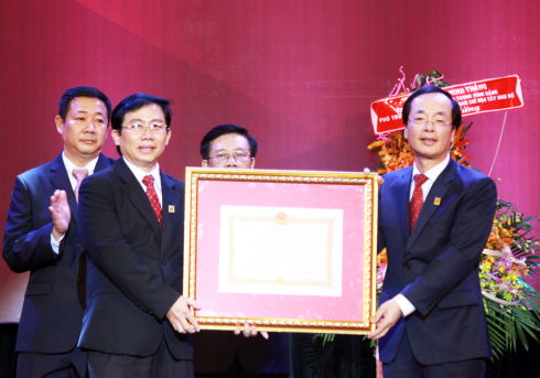 Thừa ủy quyền của Chủ tịch nước, Bộ trưởng Bộ Xây dựng Phạm Hồng Hà trao tặng Huân chương lao động hạng Nhất (lần thứ 2) cho trường ĐHKT.