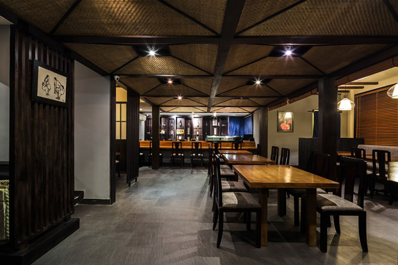 Phòng ăn tối gồm các ghế ngồi tự do và Sushi Bar.