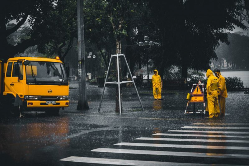 Những người công nhân thoát nước trong cơn bão số 3 - Đặng Bảo Anh