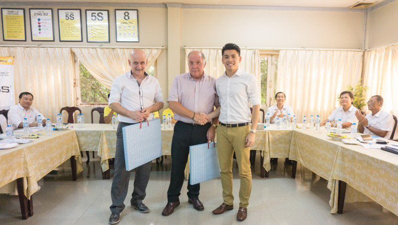 Ông Lê Quốc Cường - Phó Tổng Giám đốc HASS gặp gỡ với các chuyên gia người Anh