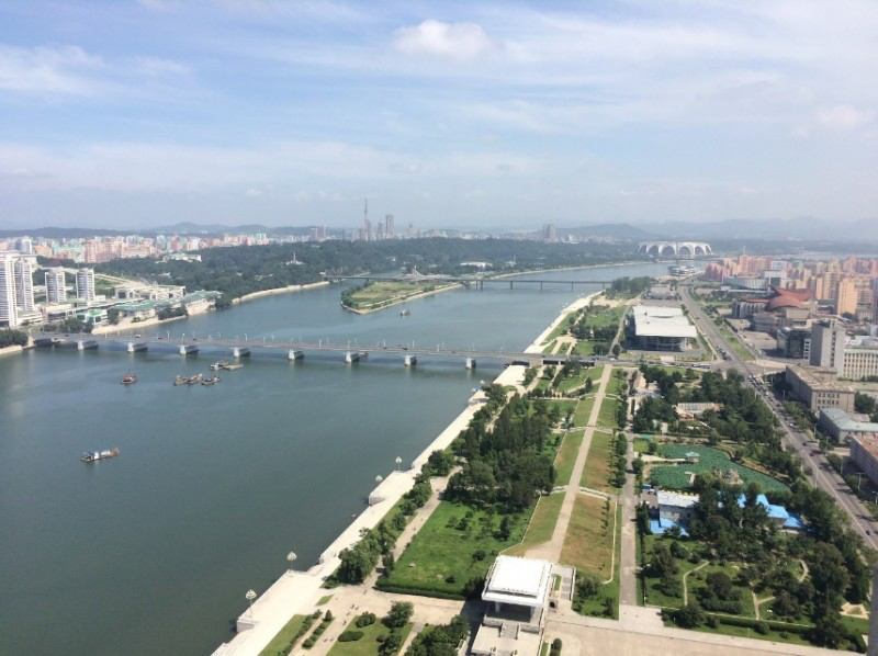 Toàn cảnh Bình Nhưỡng với dòng sông