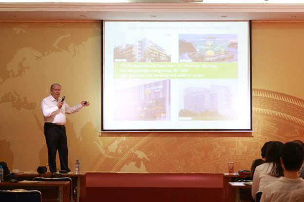 Ông Poul Erik Kristensen đang trình bày phần tham luận của mình.
