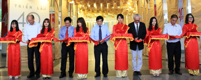 TS.KTS Lê Văn Thương - Hiệu trưởng Nhà trường cùng các vị khách quý trong và ngoài nước cắt băng khai mạc triển lãm