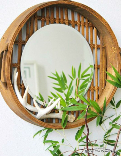 Chiếc gương làm thủ công kết hợp với cây trúc cảnh sẽ giúp ngôi nhà có chất thiền tĩnh lặng.