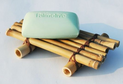 Chủ nhà có thể tự chế một vài món đồ xinh xắn cho phòng tắm, bếp.