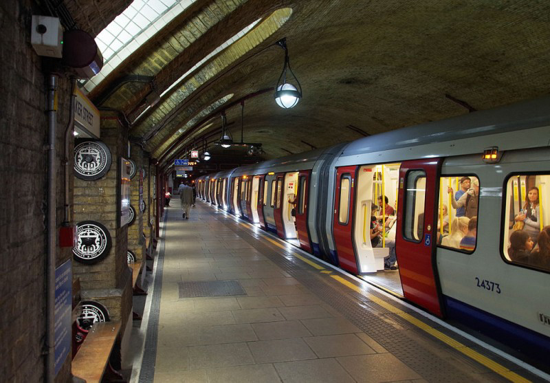Nhà ga St Pancras là nhà ga chính với Dịch vụ Eurostar và HS1 tốc độ cao. (Nguồn: https://vi.wikipedia.org/wiki/London) 