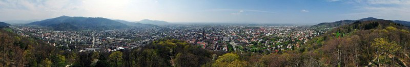 Hướng từ Schlossberg nhìn về trung tâm Freiburg (Nguồn: https://en.wikipedia.org/wiki/Freiburg_im_Breisgau) 