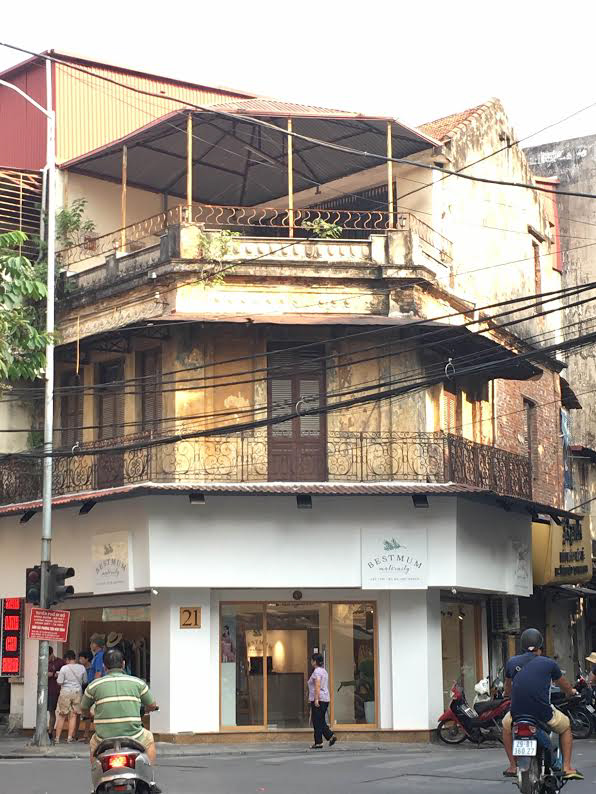 Cửa hiệu thời trang được thiết kế toàn tông trắng tuy đơn giản nhưng khá tinh tế. Thiết kế dù vô cùng đơn giản này vẫn tạo nên sự đối lập rõ ràng giữa phần trên và dưới của ngôi nhà