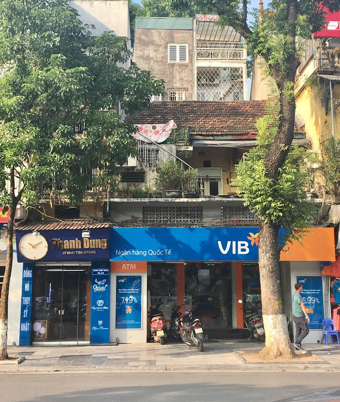 Một phòng giao dịch của Ngân hàng VIB tọa lạc ở một vị trí đắc địa trên phố Đinh Tiên Hoàng. Nhìn tổng thể nhiều người sẽ ngạc nhiên với tầng 2 của ngôi nhà có phần cổ kính.