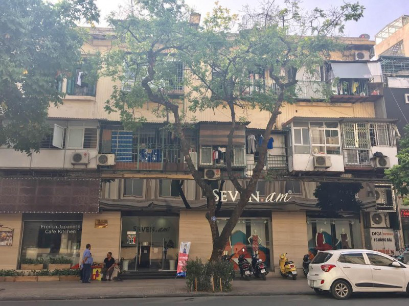 Cửa hiệu thời trang sang trọng và bắt mắt trên phố Hàng Bài ngự ở tầng 1, còn tầng trên là những căn nhà cũ kĩ được cơi nới.