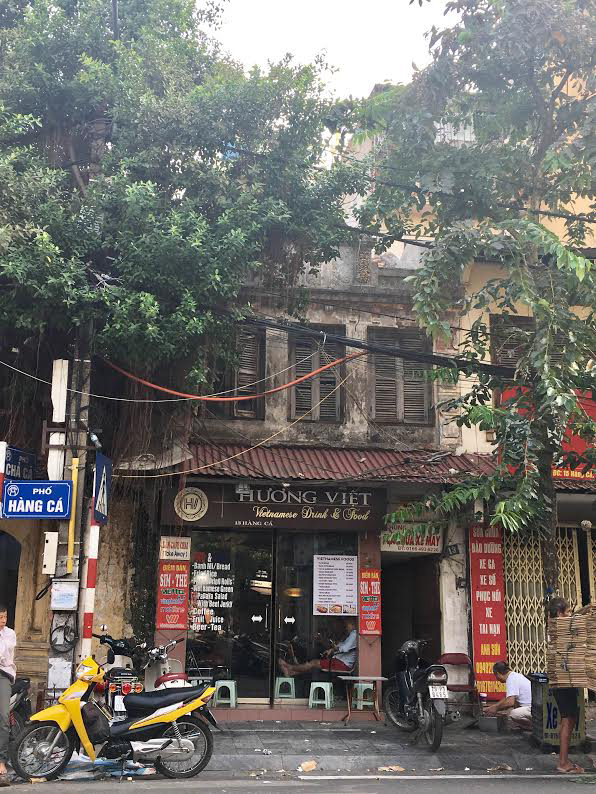 Góc phố Hàng Cá vẫn còn rất nhiều căn nhà cũ kĩ nằm trên những cửa hàng bóng loáng.